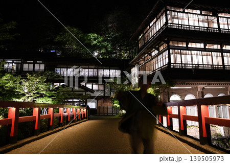 夜の積善館と赤い橋の幻想的な風景 夜の積善館と赤い橋の幻想的な風景 139505973