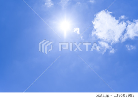 夏の青空と太陽光が広がる空の背景素材 横浜 夏の青空と太陽光が広がる空の背景素材 横浜 139505985