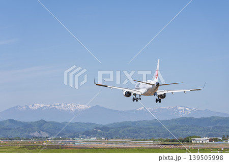 青空の仙台空港 着陸中の飛行機 宮城県名取市 青空の仙台空港 着陸中の飛行機 宮城県名取市 139505998