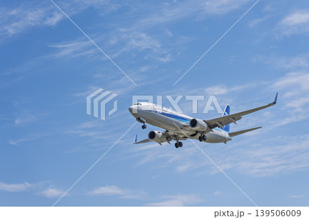 青空の仙台空港 着陸中の飛行機 宮城県名取市 青空の仙台空港 着陸中の飛行機 宮城県名取市 139506009