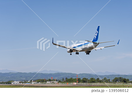 青空の仙台空港　着陸中の飛行機　宮城県名取市 139506012