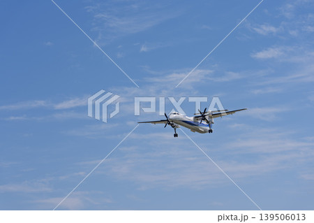 青空の仙台空港 着陸中の飛行機 宮城県名取市 青空の仙台空港 着陸中の飛行機 宮城県名取市 139506013
