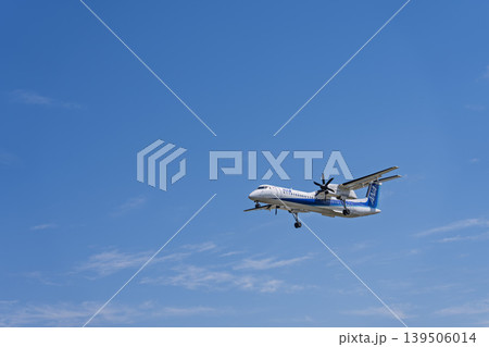 青空の仙台空港　着陸中の飛行機　宮城県名取市 139506014