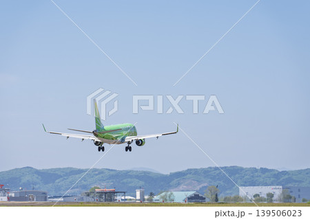 青空の仙台空港 着陸中の飛行機 宮城県名取市 青空の仙台空港 着陸中の飛行機 宮城県名取市 139506023