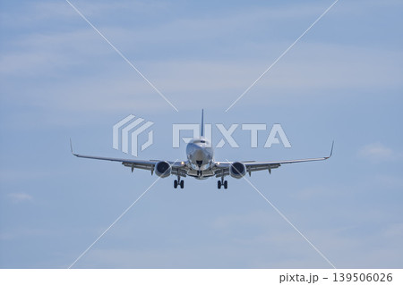 青空の仙台空港 着陸中の飛行機 宮城県名取市 青空の仙台空港 着陸中の飛行機 宮城県名取市 139506026