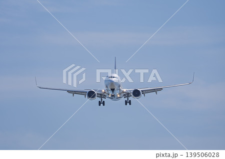 青空の仙台空港　着陸中の飛行機　宮城県名取市 139506028