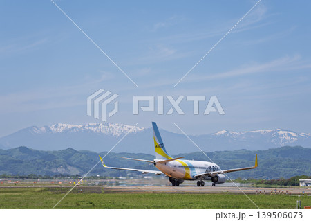 晴れた日の仙台空港 蔵王連峰と離陸中の飛行機 宮城県名取市 晴れた日の仙台空港 蔵王連峰と離陸中の飛行機 宮城県名取市 139506073