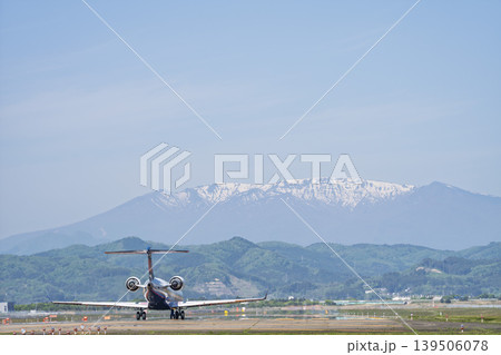 晴れた日の仙台空港　蔵王連峰と離陸中の飛行機　宮城県名取市 139506078