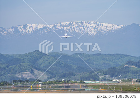 晴れた日の仙台空港　蔵王連峰と離陸中の飛行機　宮城県名取市 139506079