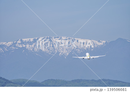 晴れた日の仙台空港　蔵王連峰と離陸中の飛行機　宮城県名取市 139506081