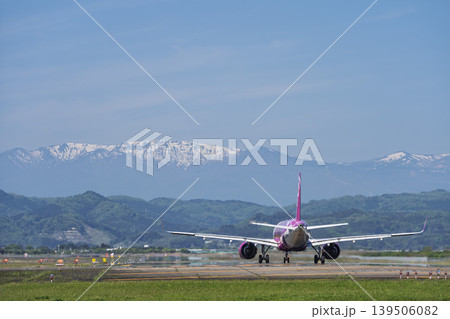 晴れた日の仙台空港 蔵王連峰と離陸中の飛行機 宮城県名取市 晴れた日の仙台空港 蔵王連峰と離陸中の飛行機 宮城県名取市 139506082