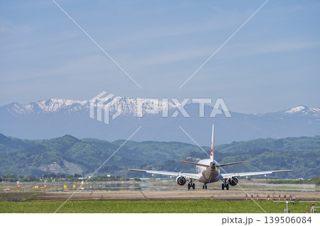 晴れた日の仙台空港 蔵王連峰と離陸中の飛行機 宮城県名取市 晴れた日の仙台空港 蔵王連峰と離陸中の飛行機 宮城県名取市 139506084
