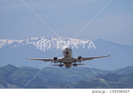 晴れた日の仙台空港 蔵王連峰と離陸中の飛行機 宮城県名取市 晴れた日の仙台空港 蔵王連峰と離陸中の飛行機 宮城県名取市 139506087