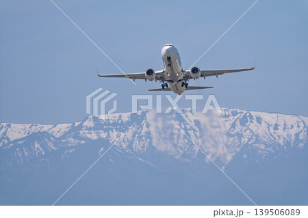 晴れた日の仙台空港 蔵王連峰と離陸中の飛行機 宮城県名取市 晴れた日の仙台空港 蔵王連峰と離陸中の飛行機 宮城県名取市 139506089