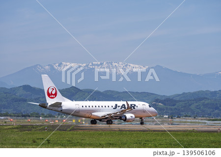 晴れた日の仙台空港　蔵王連峰と離陸中の飛行機　宮城県名取市 139506106