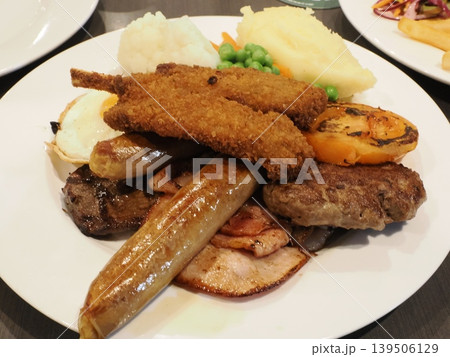 盛り付け豊かなミックス皿—多彩な肉料理が並ぶ満足の一皿 盛り付け豊かなミックス皿—多彩な肉料理が並ぶ満足の一皿 139506129