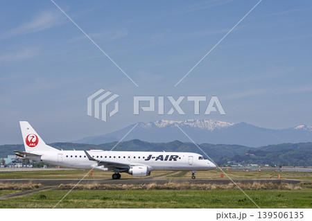 晴れた日の仙台空港　蔵王連峰とタキシング中の飛行機　宮城県名取市 139506135