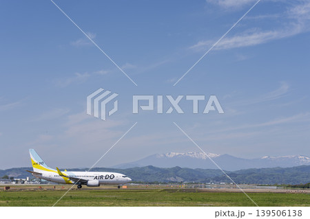 晴れた日の仙台空港　蔵王連峰とタキシング中の飛行機　宮城県名取市 139506138