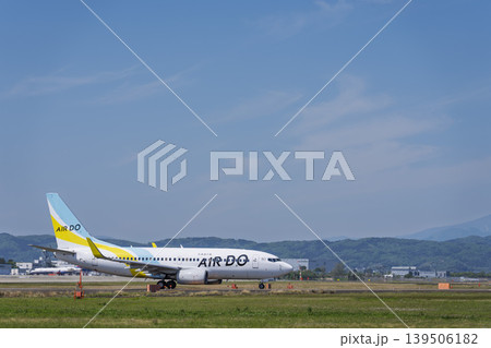青空の仙台空港　タキシング中の飛行機　宮城県名取市 139506182