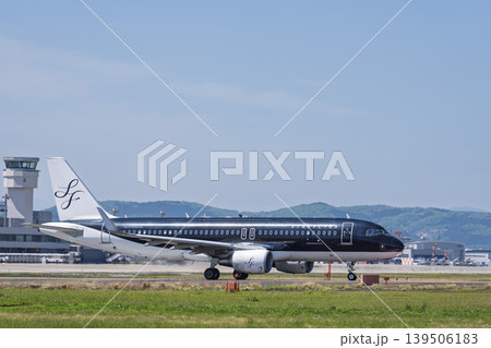 青空の仙台空港　タキシング中の飛行機　宮城県名取市 139506183