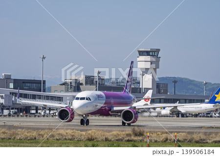 青空の仙台空港 タキシング中の飛行機 宮城県名取市 青空の仙台空港 タキシング中の飛行機 宮城県名取市 139506184