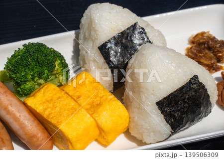 おにぎり定食02 139506309
