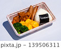 おにぎり弁当01 139506311