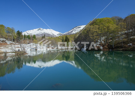月山五色沼と残雪の湯殿山 月山五色沼と残雪の湯殿山 139506366