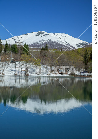 月山五色沼と残雪の湯殿山 月山五色沼と残雪の湯殿山 139506367