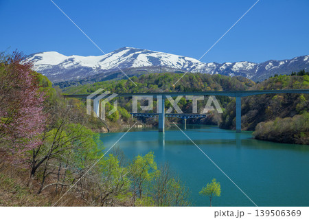 寒河江川と残雪の月山 寒河江川と残雪の月山 139506369