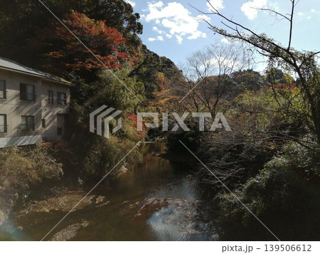 川沿いに建つ建物と色づく紅葉が美しい秋の渓谷の風景 川沿いに建つ建物と色づく紅葉が美しい秋の渓谷の風景 139506612