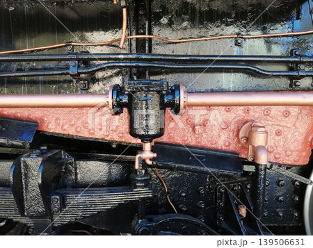 蒸気機関車の重厚な配管とリベットが並ぶインダストリアルな質感 蒸気機関車の重厚な配管とリベットが並ぶインダストリアルな質感 139506631