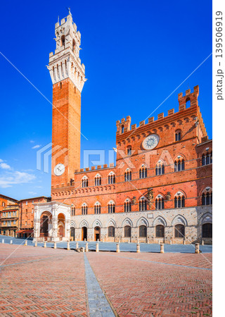 Siena, Italy. Torre del Mangia in Piazza del Campo. 139506919