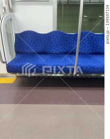 電車の車内に置かれた座席 139507134