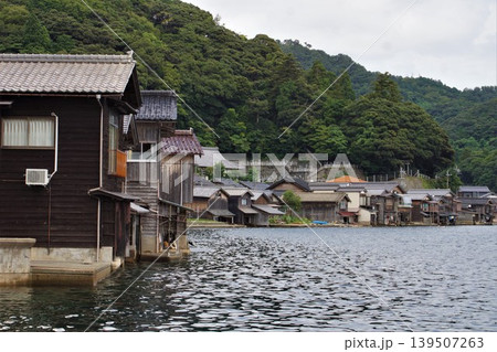丹後半島の風景 伊根町の町並み(舟屋) 丹後半島の風景 伊根町の町並み(舟屋) 139507263