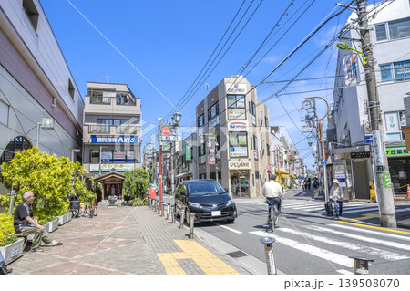 東京都世田谷区の都市風景　梅ヶ丘駅前の梅丘商店街 139508070