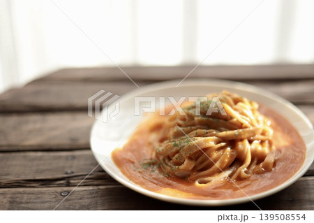 平打ち玄米麺で作ったカニトマトクリームパスタ　グルテンフリー麺 139508554