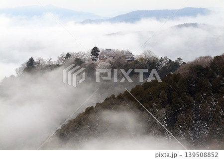 冬の雲海と備中松山城(天空の山城)25676 冬の雲海と備中松山城(天空の山城)25676 139508852
