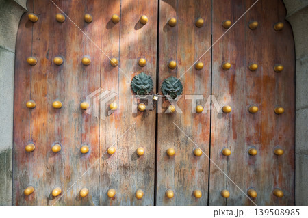Chinese wood door with dragon doorknob at Jingan temple, Shanghai Chinese wood door with dragon doorknob at Jingan temple, Shanghai 139508985