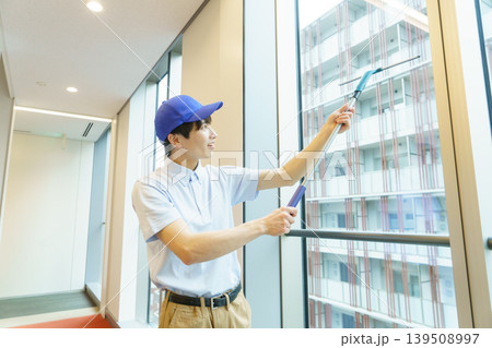 窓ガラスを掃除する若い男性清掃員のポートレート 撮影協力 学校法人電波学園 東京電子専門学校 窓ガラスを掃除する若い男性清掃員のポートレート 撮影協力 学校法人電波学園 東京電子専門学校 139508997