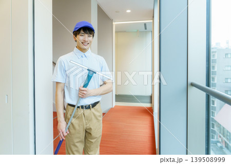 窓ガラスを掃除する若い男性清掃員のポートレート 撮影協力 学校法人電波学園 東京電子専門学校 窓ガラスを掃除する若い男性清掃員のポートレート 撮影協力 学校法人電波学園 東京電子専門学校 139508999