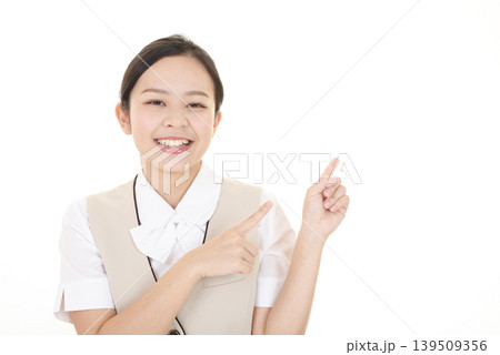 指示する笑顔の女性 139509356