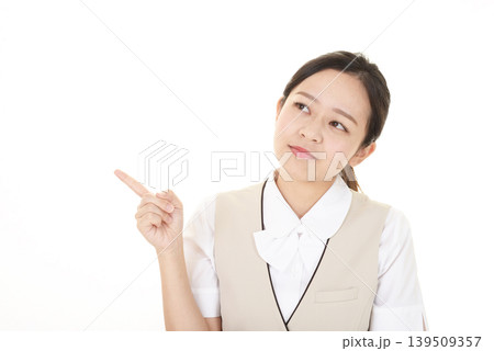 指示する女性 139509357