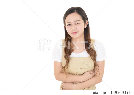 お腹を押さえて困った表情の女性 お腹を押さえて困った表情の女性 139509358