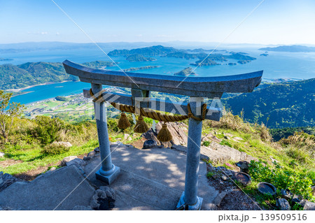 熊本県天草 倉岳山頂 倉岳神社の天空の鳥居と八代海 熊本県天草 倉岳山頂 倉岳神社の天空の鳥居と八代海 139509516