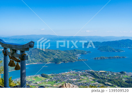 熊本県天草　倉岳山頂　倉岳神社の天空の鳥居と八代海 139509520