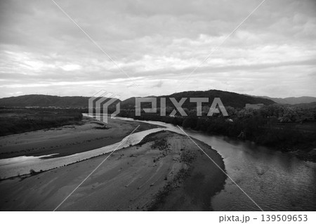 空と山と川の風景(モノクロ) 空と山と川の風景(モノクロ) 139509653