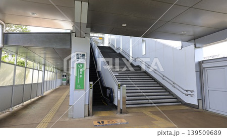JR宇都宮線（東北線）の雀宮駅の東口、跨線トンネル通路と駅改札を結ぶエスカレーターや階段 139509689