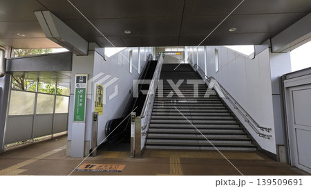 JR宇都宮線(東北線)の雀宮駅の東口、跨線トンネル通路と駅改札を結ぶエスカレーターや階段 JR宇都宮線(東北線)の雀宮駅の東口、跨線トンネル通路と駅改札を結ぶエスカレーターや階段 139509691