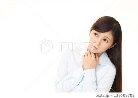 上を見上げる女性 上を見上げる女性 139509708